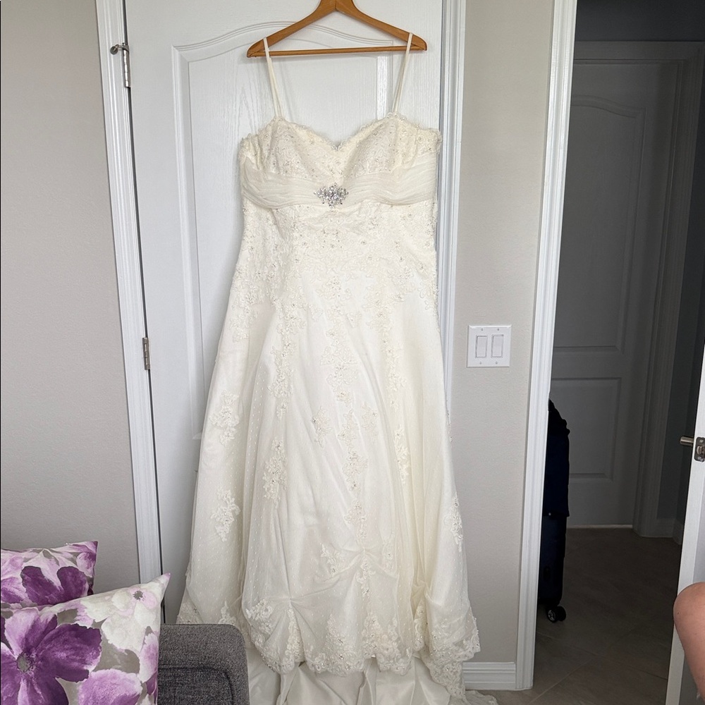 Elegant Ivory Lace A-Line Wedding Dress with Beaded Waist Accent